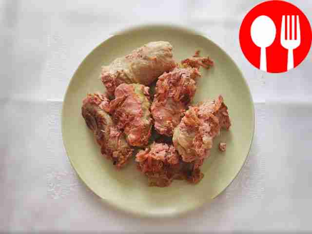Подавайте голубцы из квашеной капусты с мясной...