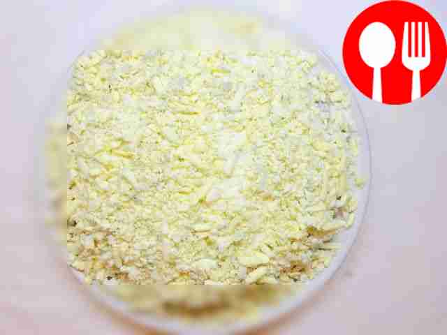 Нежный салат с кальмарами и грибами