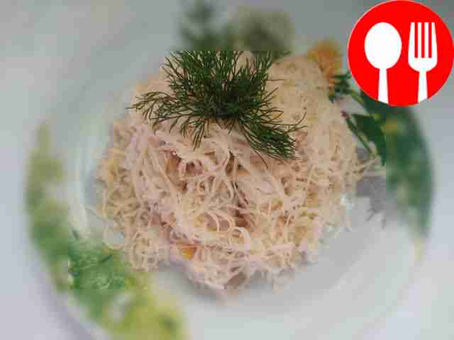 Сочный салат с курицей и ананасами