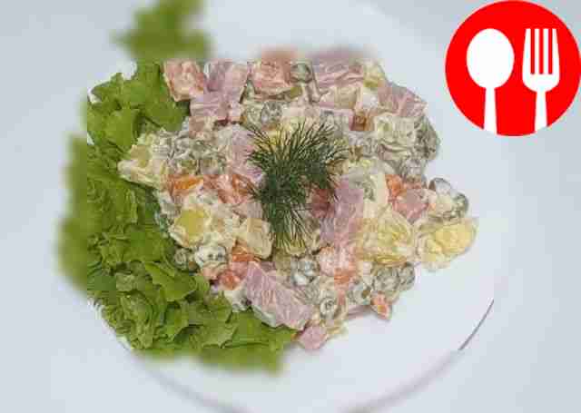 Зимний салат с колбасой, картофелем и овощами