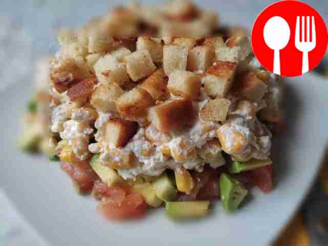 Вкусный салат с лососем и сливочным сыром