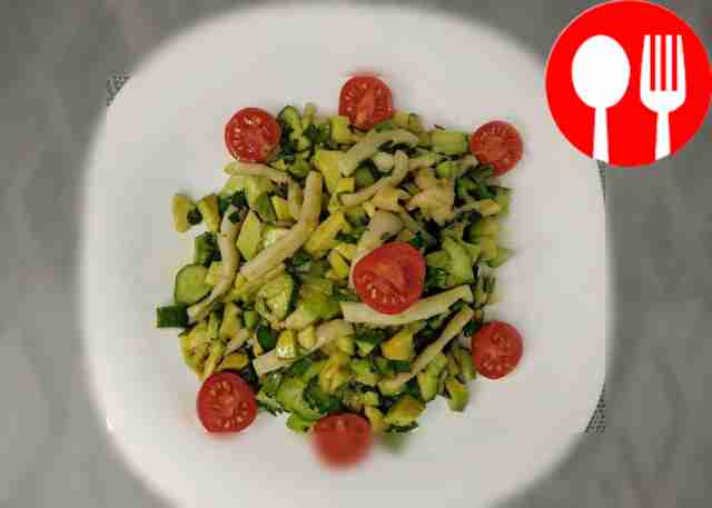 Зеленый салат с кальмарами, авокадо и соевым соусом