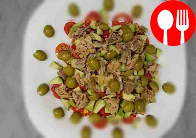 Салат с лососем, томатами и авокадо