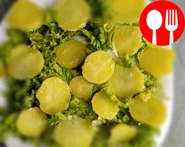 Начните выкладывать салат на большую широкую...