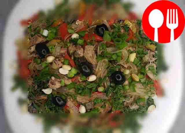 Рыбный салат с рисовой лапшой