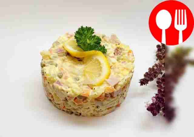 Пикантный салат с колбасой, яйцами и овощами