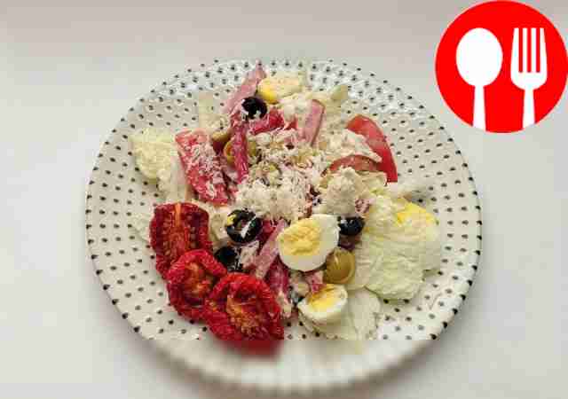 Пестрый салат с колбасой, оливками и перепелиными яйцами