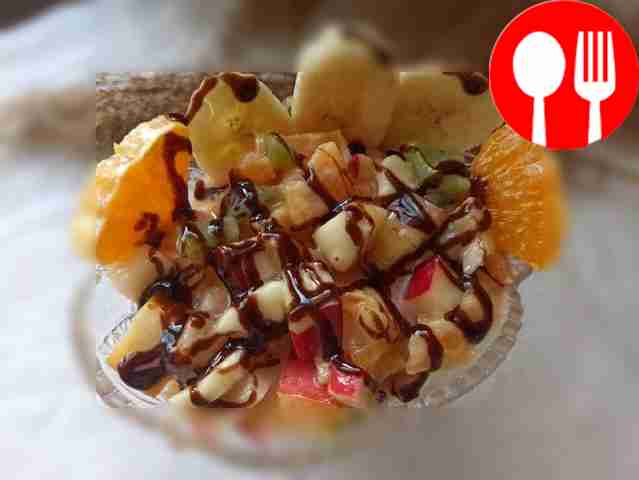 Тропический салат с бананами, киви и цитрусами