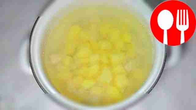 Куриное мясо нарежьте крупными кусками,...