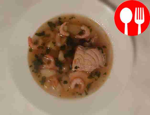 Ароматный рыбный суп из семги с креветками