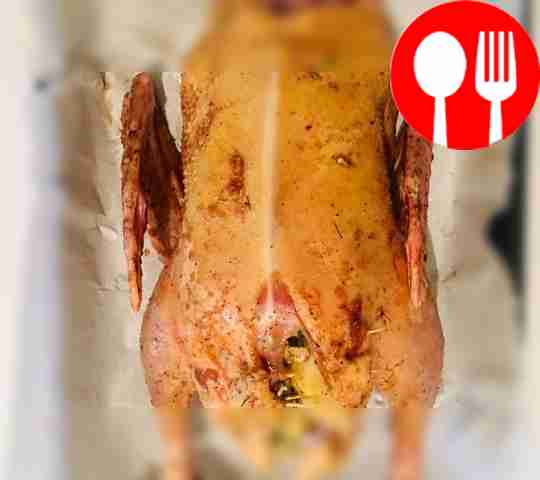 Смажьте утку повторно соевым соусом и...