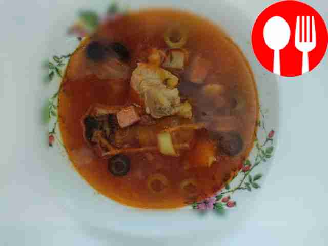 Солянка мясная с копчеными ребрышками и огурцами