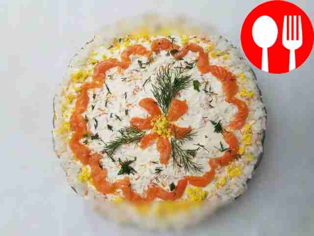 Слоеный салат с красной рыбой, рисом и овощами