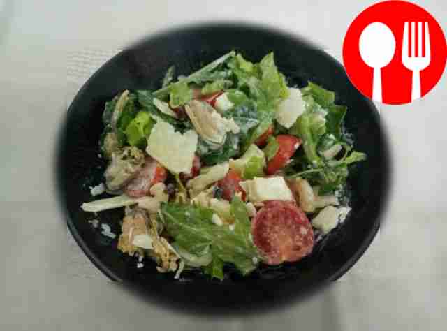 Освежающий салат с морепродуктами и пармезаном