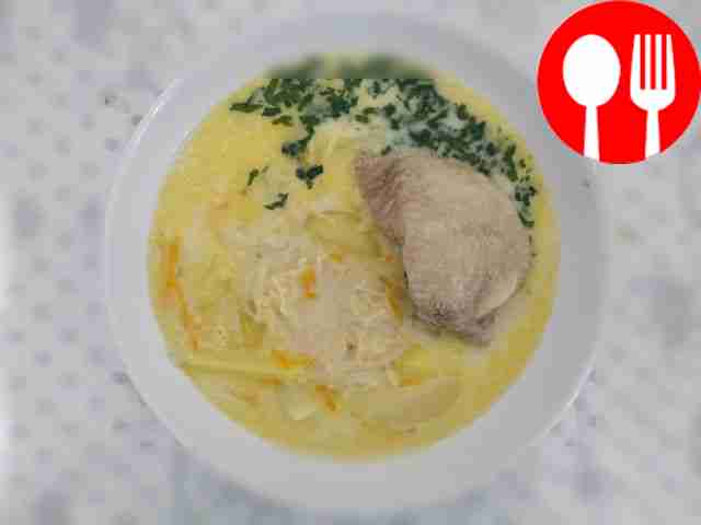 Ароматный сырный суп с куриными бедрышками