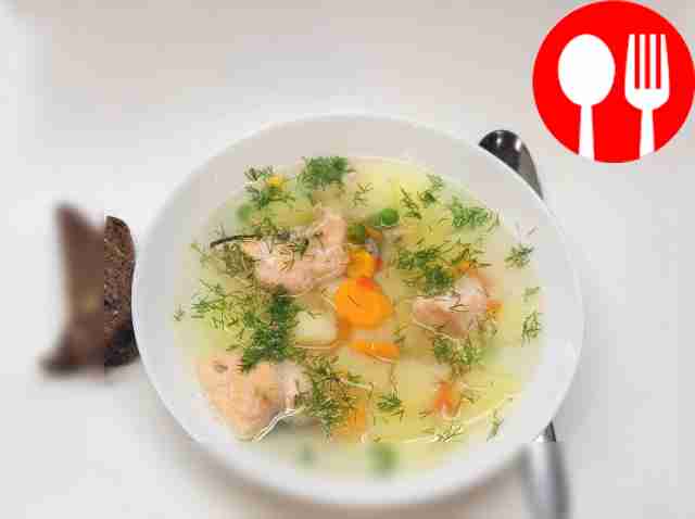 Ароматный суп с консервированным лососем