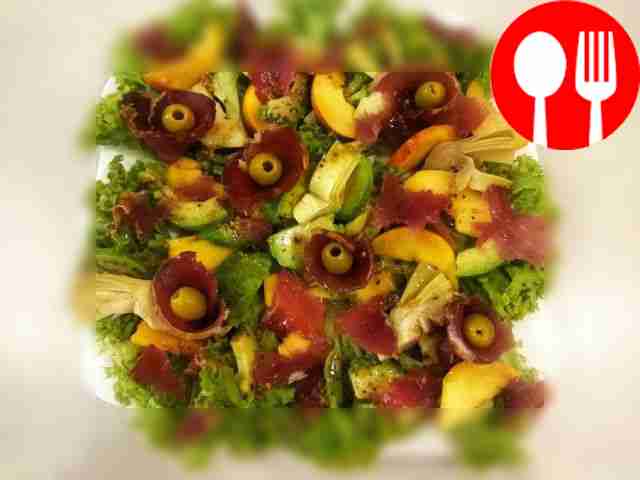 Салат с хамоном, авокадо и персиками