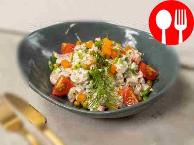 Постный оливье с авокадо и маринованными грибами