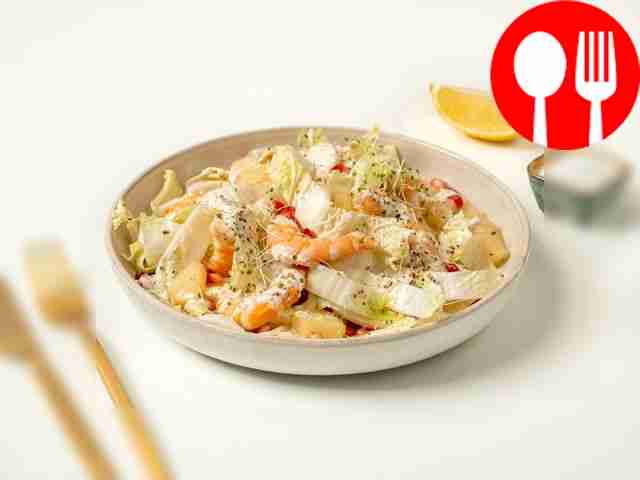 Салат с ананасом, креветками, пекинской капустой и гранатом