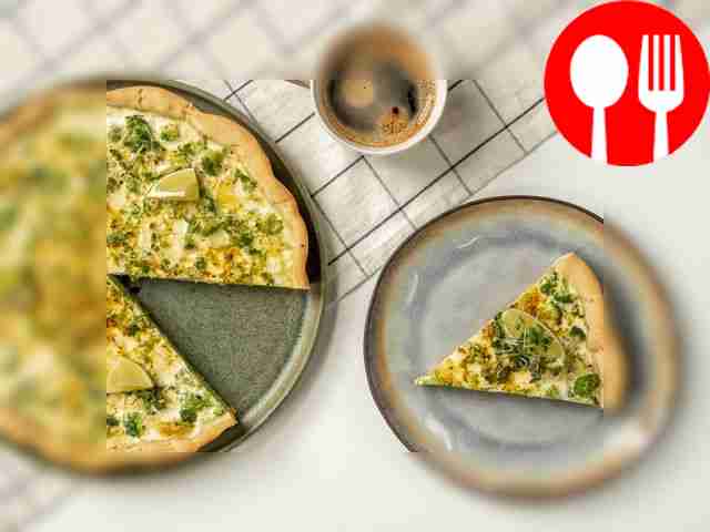 Киш с брокколи и брынзой слегка остудите,...