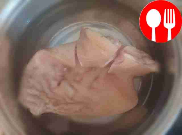 Промойте свиные уши тщательно и максимально...