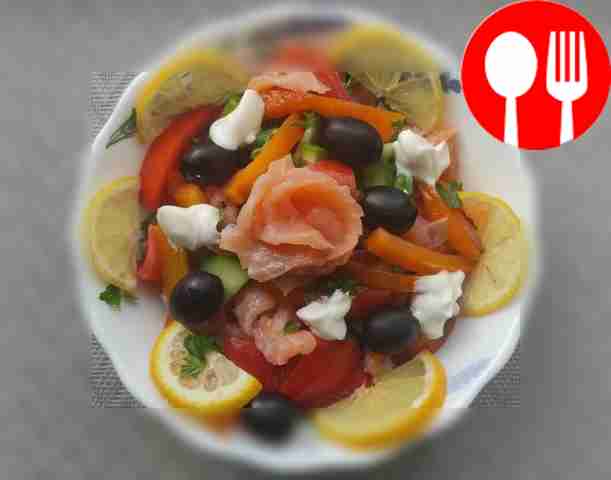 Вкусный салат с кетой и овощами