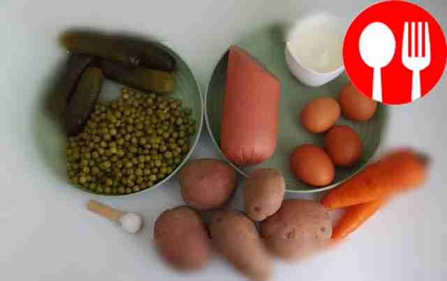 Промойте и отварите картофель с морковью, а...