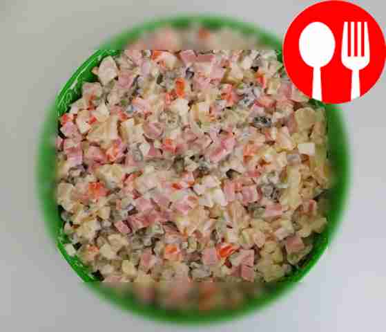 Подавайте салат «Оливье» в красивом салатнике,...