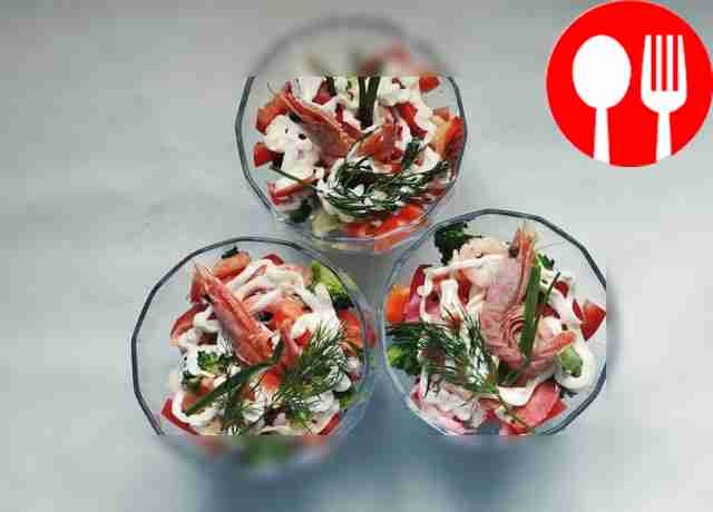 Вкусный салат с брокколи, сладким перцем и креветками