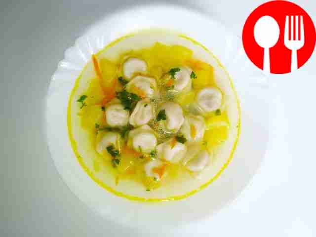 Вкусный суп с пельменями