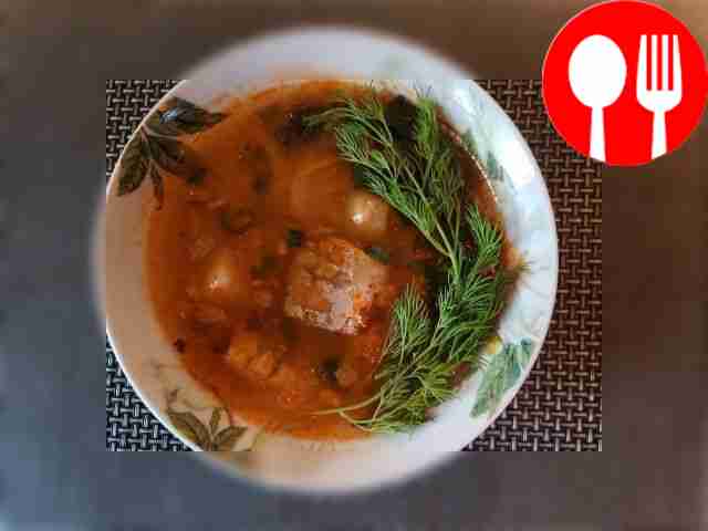 На обед подавайте горячий суп, нарежьте свежие...