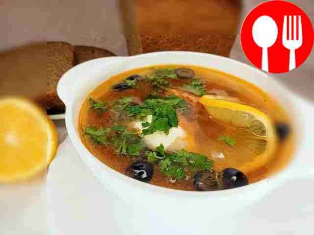 Популярный суп с копченостями и огурцами