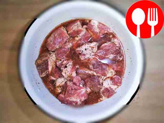 К мясу добавьте соль, перец и смесь трав, по...