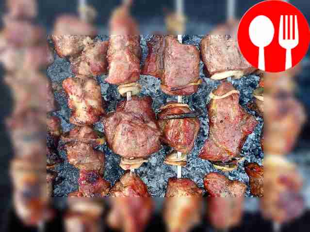 К мясу добавьте соль, перец, смесь трав, по...