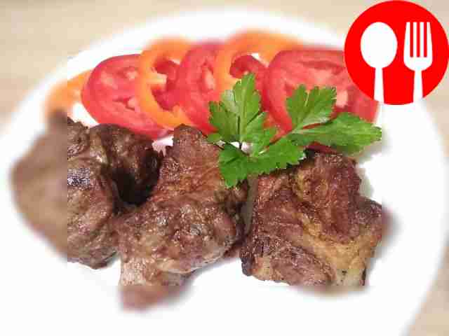 Подавайте готовый шашлык горячим, дополнив его...