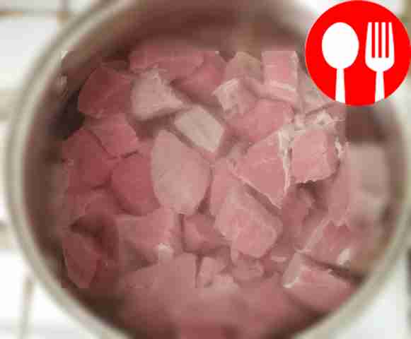 Мясо нарежьте и залейте холодной водой,...