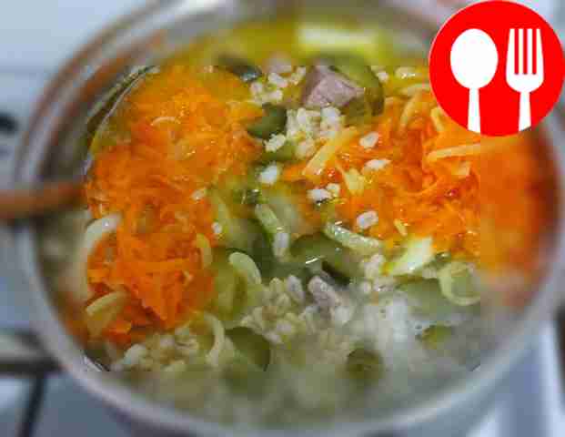 Отдельно доведите огурцы до кипения и варите...