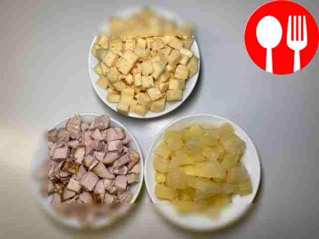 Поместите в салатник сыр, куриную грудку и...