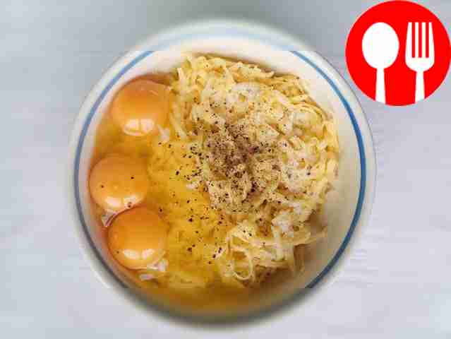 Картофель натрите на средней терке и добавьте...