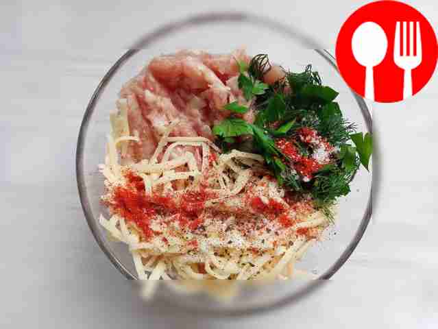 Натрите сыр на средней терке, зелень мелко...