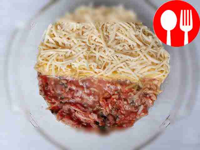 Смажьте форму маслом и уложите слоями: сначала...