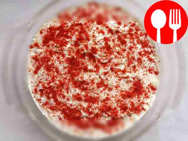 Смажьте верхний слой майонезом и посыпьте...