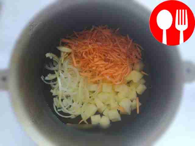 Нарежьте картофель кубиками, лук — соломкой,...