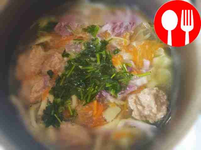 Добавьте фрикадельки к овощам, доведите до...