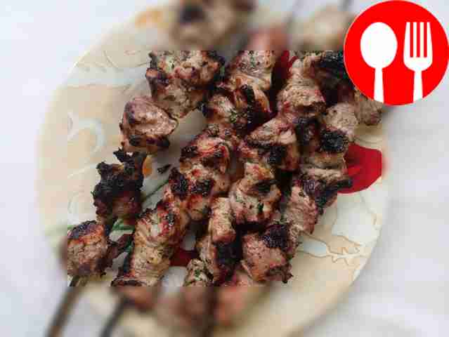 Сочный шашлык в кефирном маринаде с зеленью
