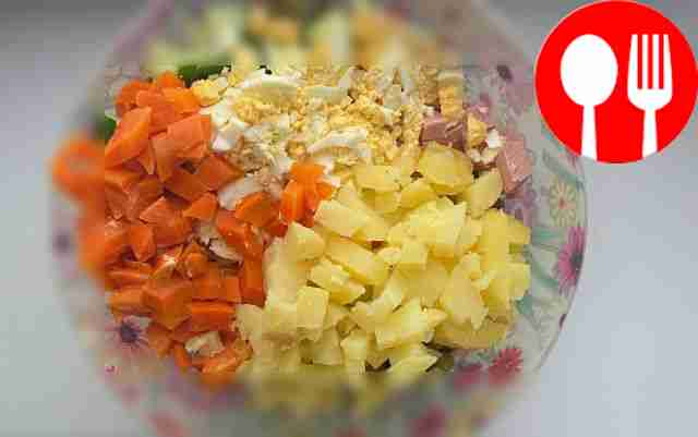 В глубокой миске нарежьте лук, колбасу, свежие...