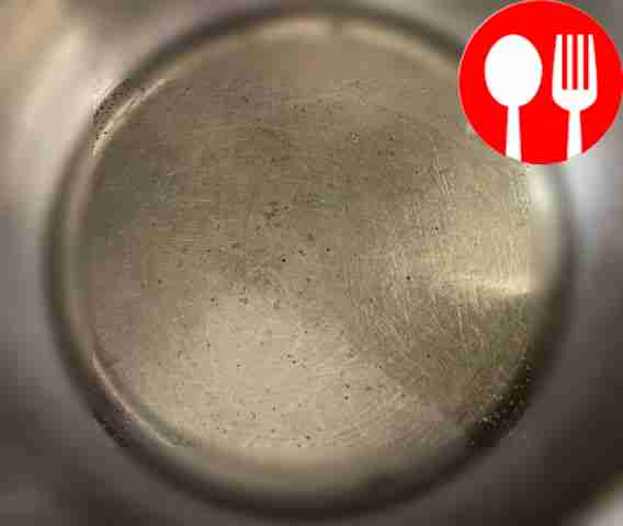 Влейте шампанское из бокала в небольшой...