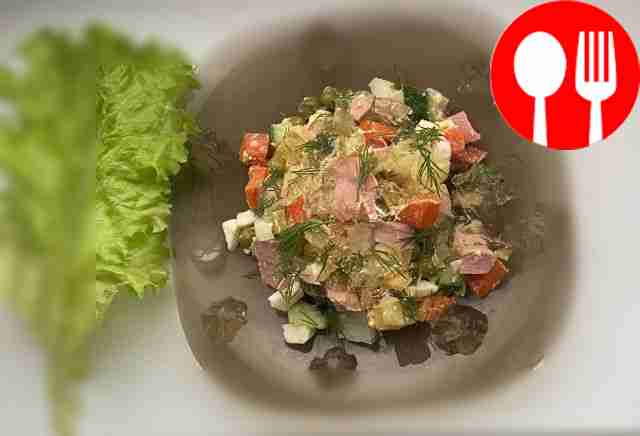 Готовый салат можно украсить зеленью и слегка...