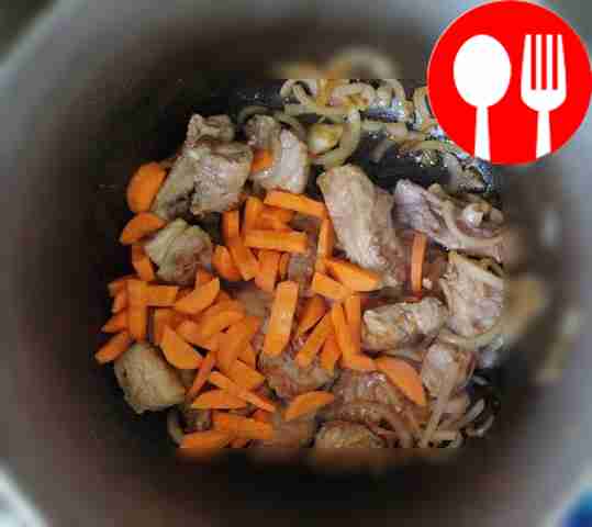 Обжарьте свиные ребра в казане на растительном...