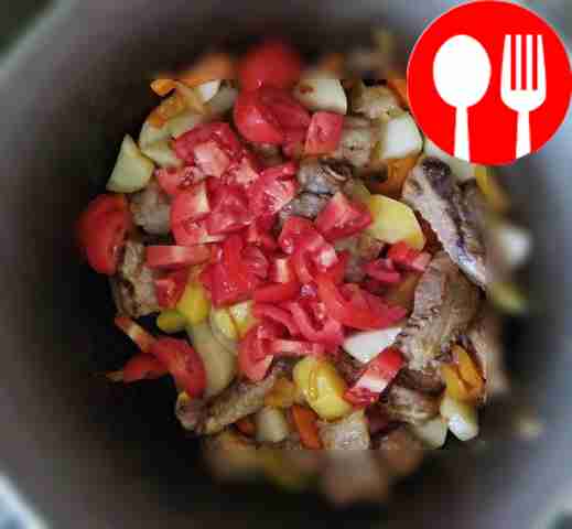 После этого положите в казан болгарский перец....